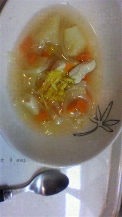 食用菊をつかったコンソメスープの画像