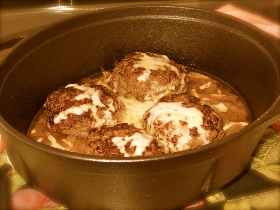 ダッチオーブンで煮込みハンバーグの画像
