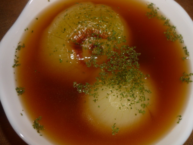 丸ごと玉ねぎスープの画像