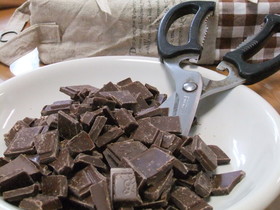 チョキチョキ刻む板チョコ