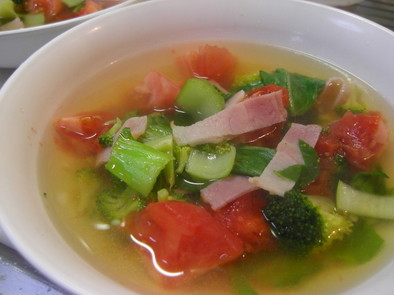 トマトと食べる野菜スープの写真