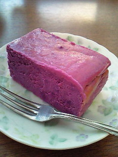 紫芋のチーズケーキの写真