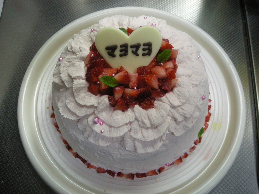 キュートな苺のデコレーションケーキの画像