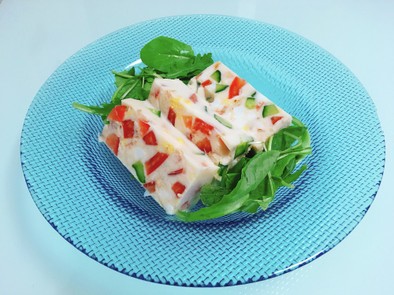 鮭缶と彩り野菜のゼリーサラダの写真