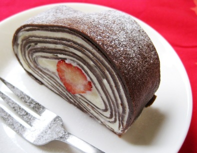 まるごと苺のココアクレープロールケーキの写真