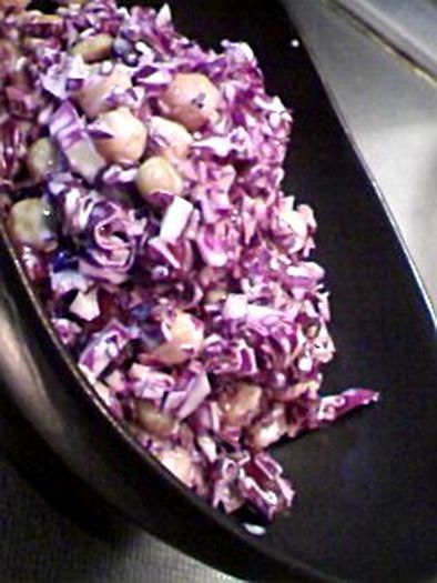 紫キャベツとミックスビーンズのサラダの写真