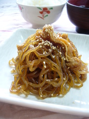 糸こんと油揚げの甘辛炒め煮の写真