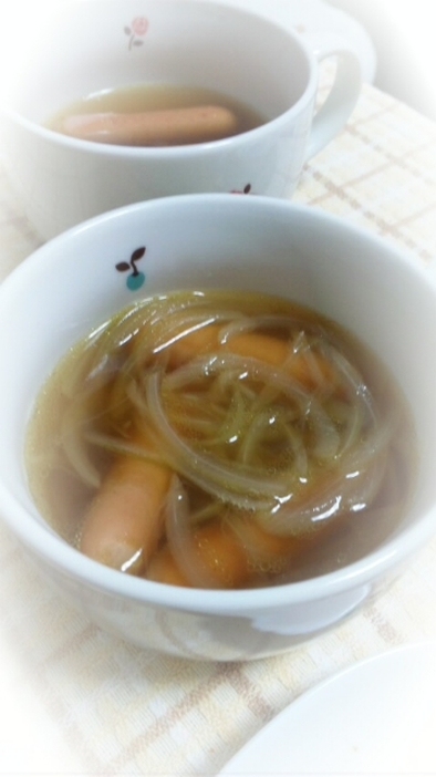 玉ねぎとウインナーのコンソメスープの写真