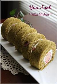 ひな祭りカラー♪苺と桜の抹茶ロールケーキ