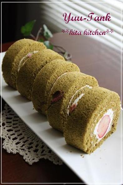 ひな祭りカラー♪苺と桜の抹茶ロールケーキの写真