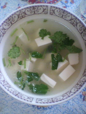 中国人が作る香菜豆腐スープ