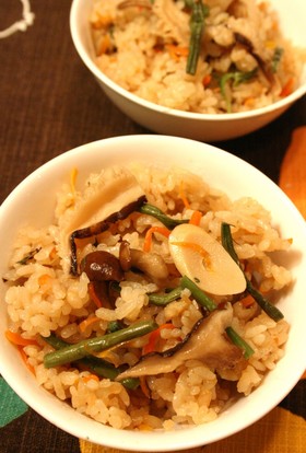 箸が止まらない~山菜炊き込みご飯