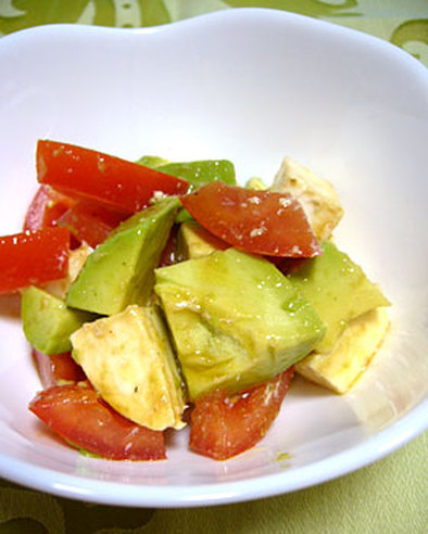 トマト・アボカド・モッツァレラのサラダの写真