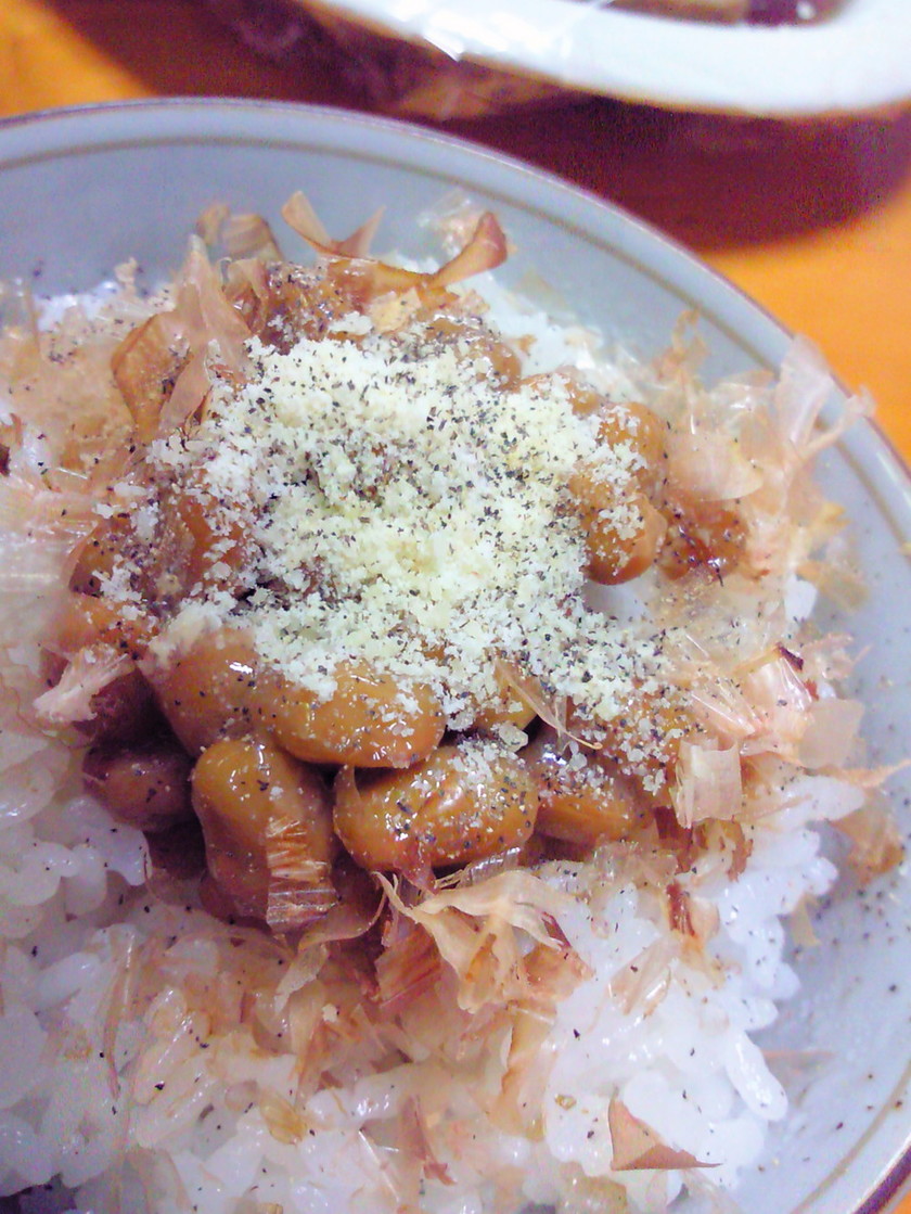 納豆ご飯×粉チーズ×黒こしょう