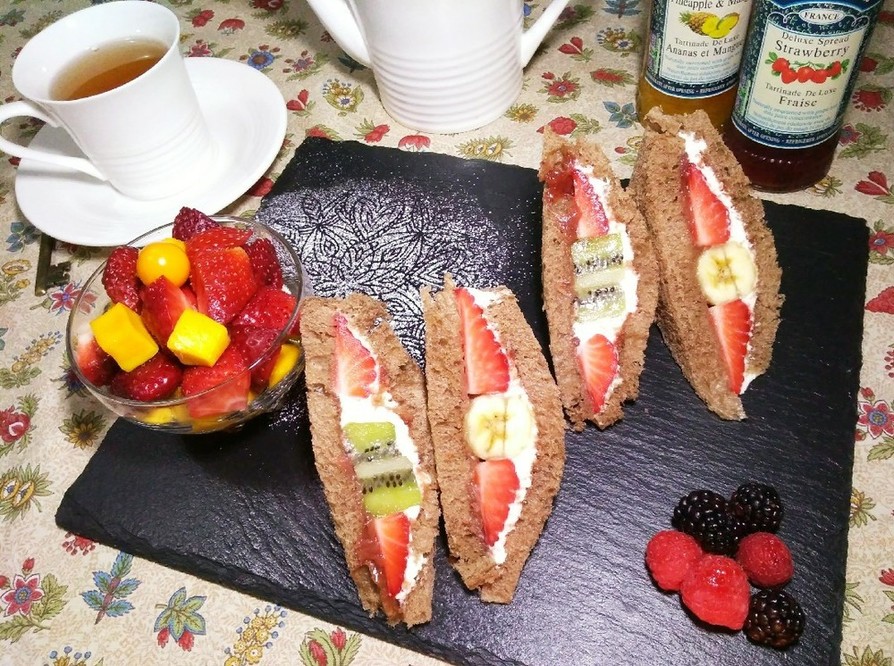 ハニーココア食パンのフルーツサンドの画像