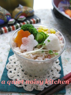 ひな祭り♪花畑みたいな三色カップご飯