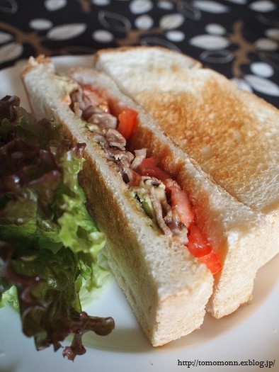 アボカドと豚肉のサンドイッチの写真
