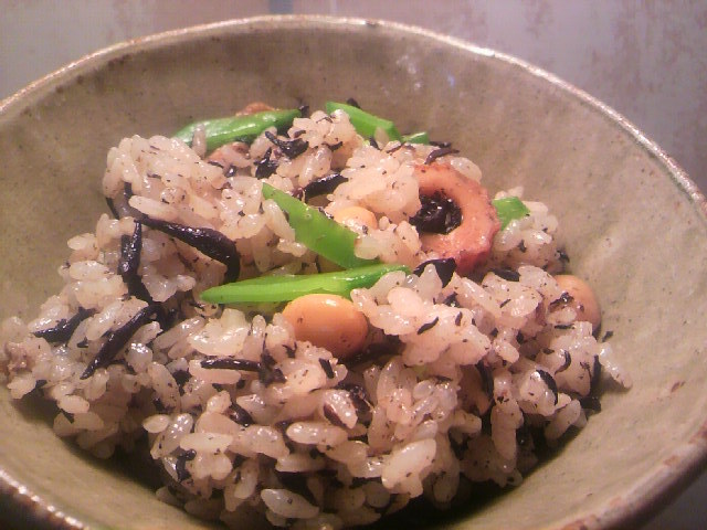 ひじきと大豆の炊き込み混ぜご飯の画像