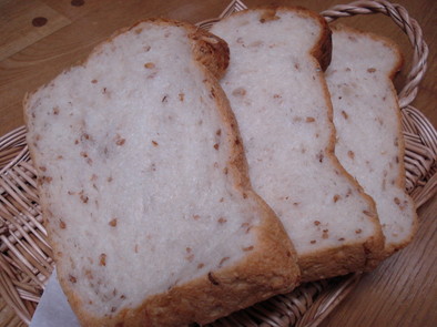 丸粒ライ麦入り食パンの写真
