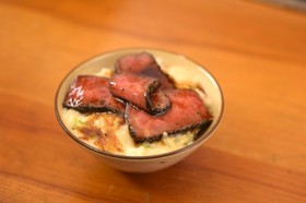 麦とろローストビーフ丼。