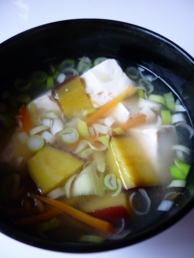 さつまいもと豆腐のお味噌汁の写真