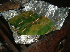バナナの葉っぱで包んだワイルドな魚料理