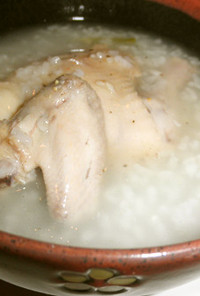 鶏の手羽ともも骨付き肉の参鶏湯風スープ粥