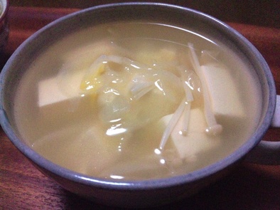 豆腐とエノキと玉葱の中華スープの写真
