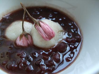 甘酒と桜の塩漬け入り、白玉ぜんざい