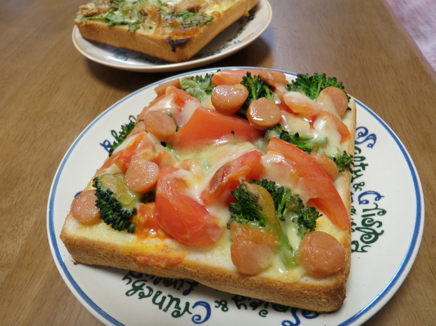 トマトとブロッコリーのトーストの画像