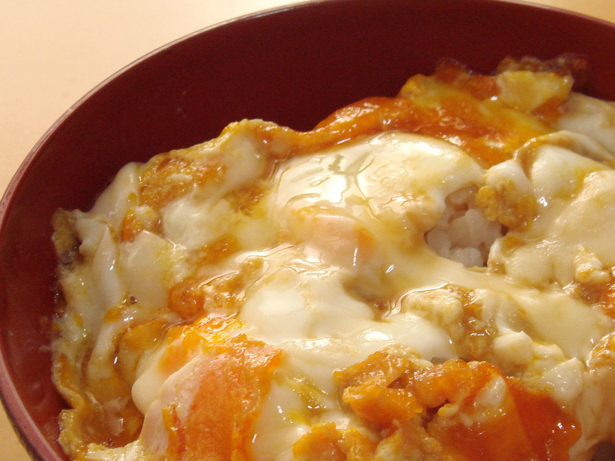 玉子丼（バター醤油味の卵かけご飯の画像