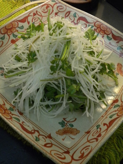 大根とセリの春サラダの写真