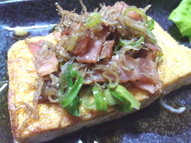 豆腐ステーキ☆ジャコベーコンソースの画像