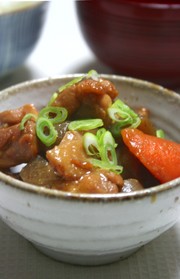 鶏肉とこんにゃくと根菜の味噌煮の写真