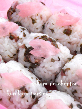 お花見に♪かわいいさくらのおにぎり弁当