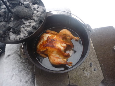 ダッチオーブンで鶏の半身揚げならぬ丸揚げの写真