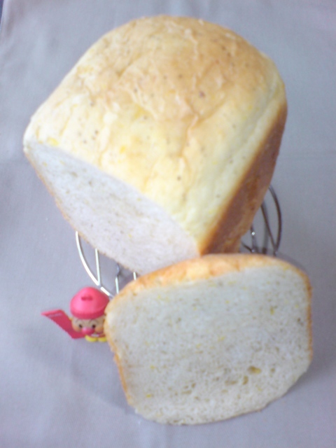 ツナマヨ＆コーンの食事パンの画像