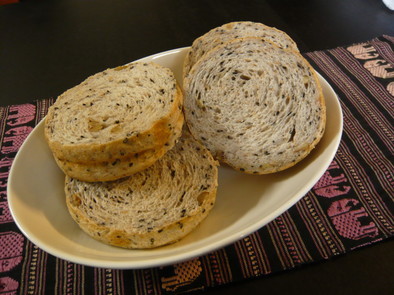 全粒粉のごま＆くるみ食パン（トヨ型）の写真