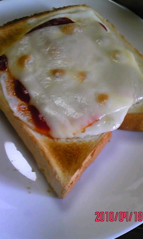 目玉焼きウインナーチーズトーストの画像