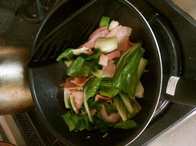 +*超簡単！青梗菜とベーコンの炒め物。*の写真
