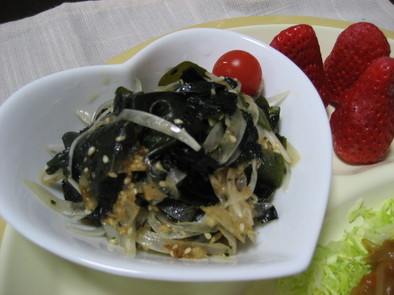 新玉ねぎと海草の韓国風サラダの写真