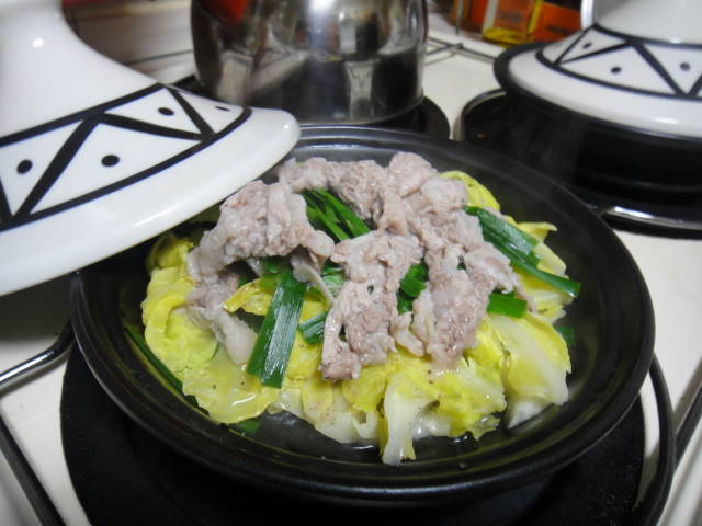 タジン鍋でキャベツと野菜の豚肉蒸しの画像