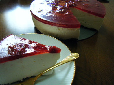 ヨーグルトムースケーキ♪苺ジャムゼリーの写真