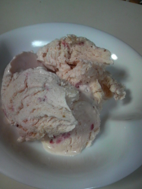 ほんのり甘酸っぱい苺のアイスクリームの画像
