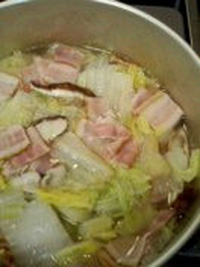 白菜とベーコンのスープの写真