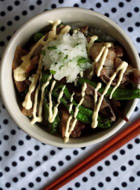 カリカリ豚としし唐のおろしマヨ丼♪