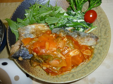 鯖の竜田揚げに野菜のトマト煮あんかけの写真