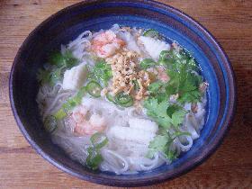 タイ風汁うどん（米麺で）　-揚げニンニクでハッの味-　の画像