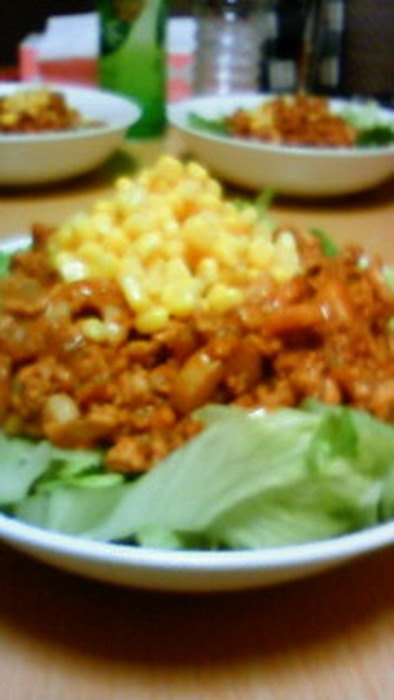 ボロネーゼ的な皿サラダの写真