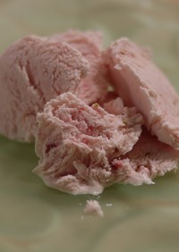 練乳イチゴアイスクリーム